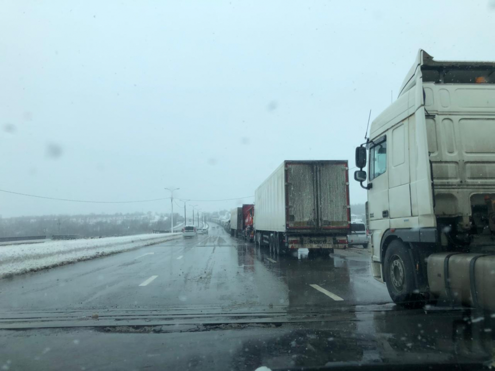 Огромная пробка из большегрузов образовалась на Третьей Продольной в Волгограде: видео Огромная пробка из большегрузов образовалась на Третьей Продольной в Волгограде: видео