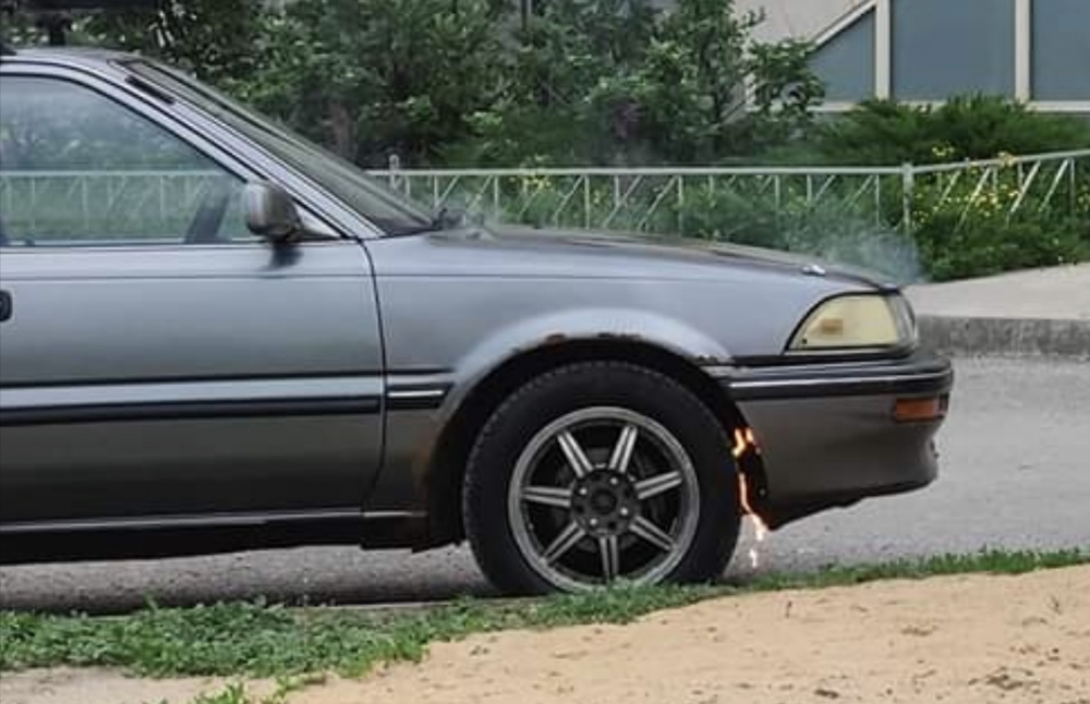 На видео попала загоревшаяся Toyota Corolla в Волгограде На видео попала загоревшаяся Toyota Corolla в Волгограде