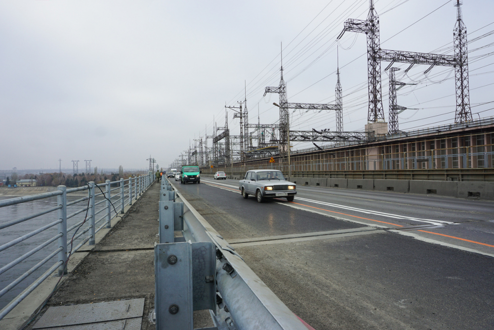 На мосту через Волжскую ГЭС с опозданием открыли движение по всем полосам На мосту через Волжскую ГЭС с опозданием открыли движение по всем полосам