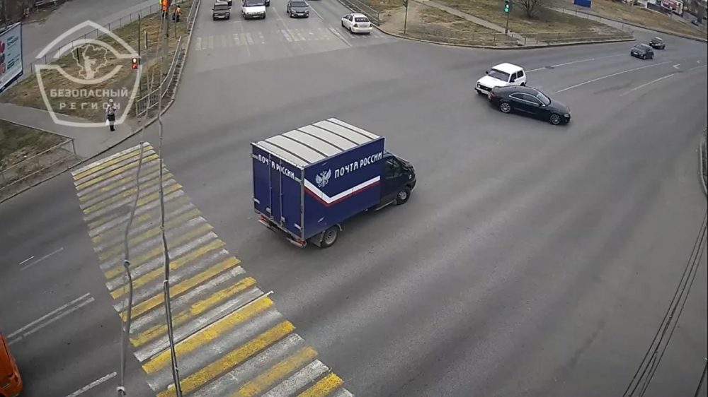 На видео попал водитель Audi, протаранивший «Ниву» и скрывшийся с места ДТП в Волгограде На видео попал водитель Audi, протаранивший «Ниву» и скрывшийся с места ДТП в Волгограде