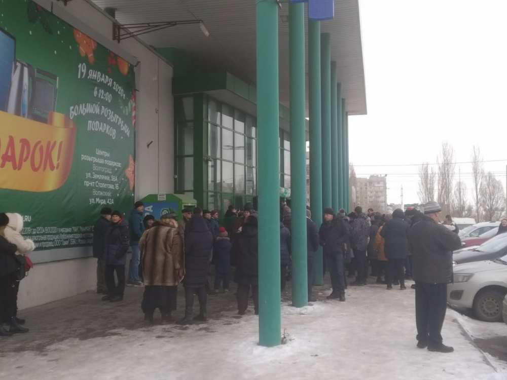 Толпу волгоградцев собрала на улице акция от местной торговой сети Толпу волгоградцев собрала на улице акция от местной торговой сети