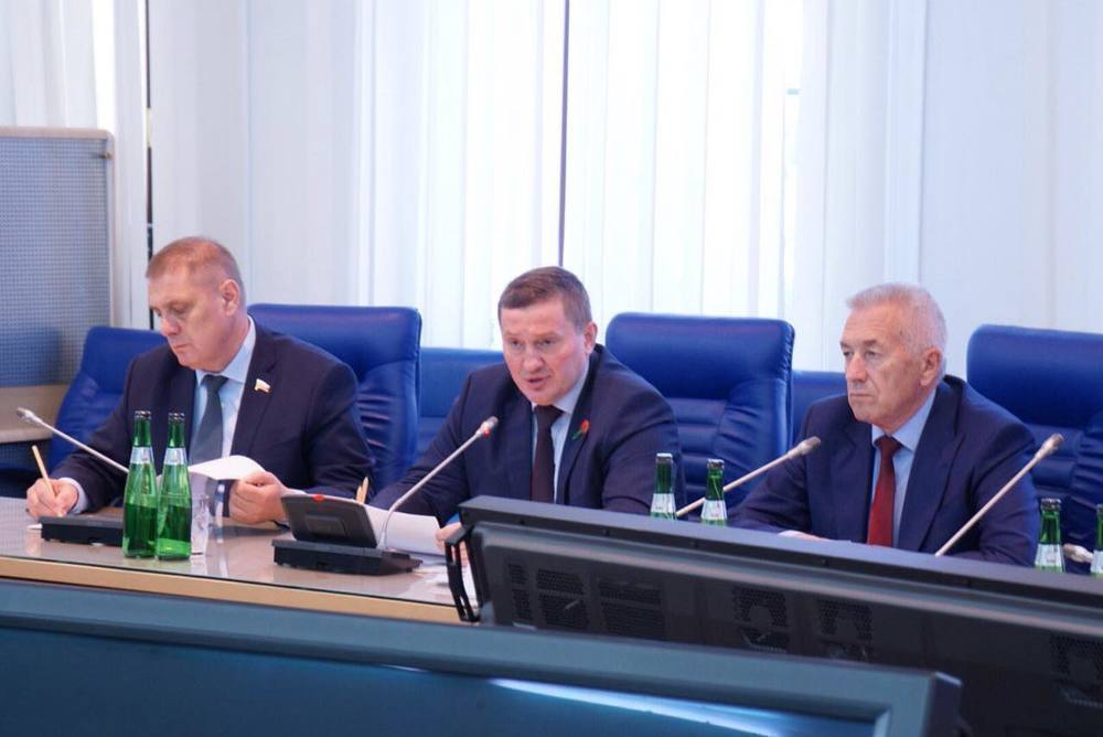 Депутаты попросили Андрея Бочарова дать премию и поблагодарили за все Депутаты попросили Андрея Бочарова дать премию и поблагодарили за все