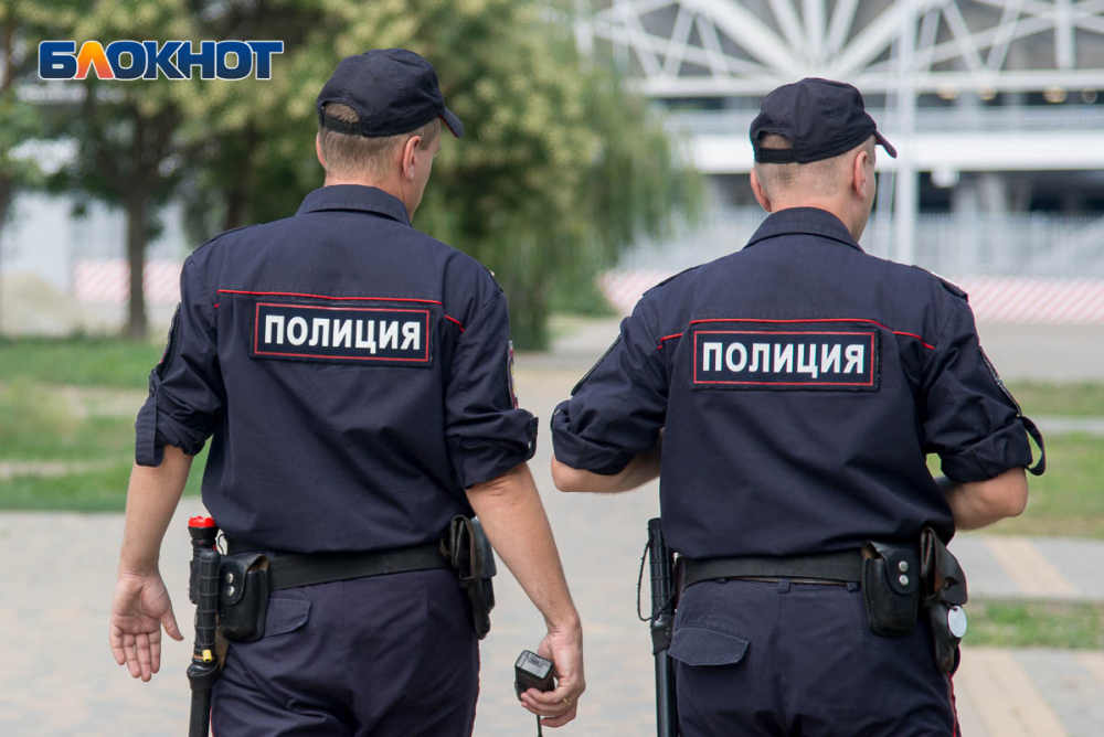 Бездомный устроил резню из-за бутылки воды на остановке в Волгограде Бездомный устроил резню из-за бутылки воды на остановке в Волгограде