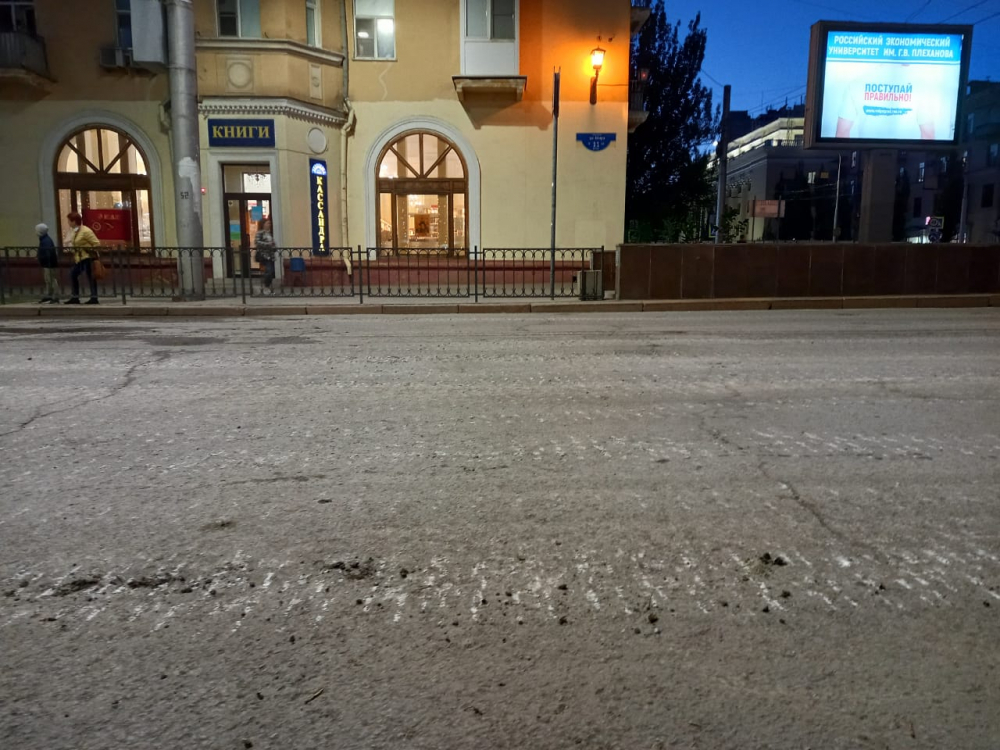 В Волгограде во время второй репетиции парада многотонные машины изуродовали асфальт В Волгограде во время второй репетиции парада многотонные машины изуродовали асфальт