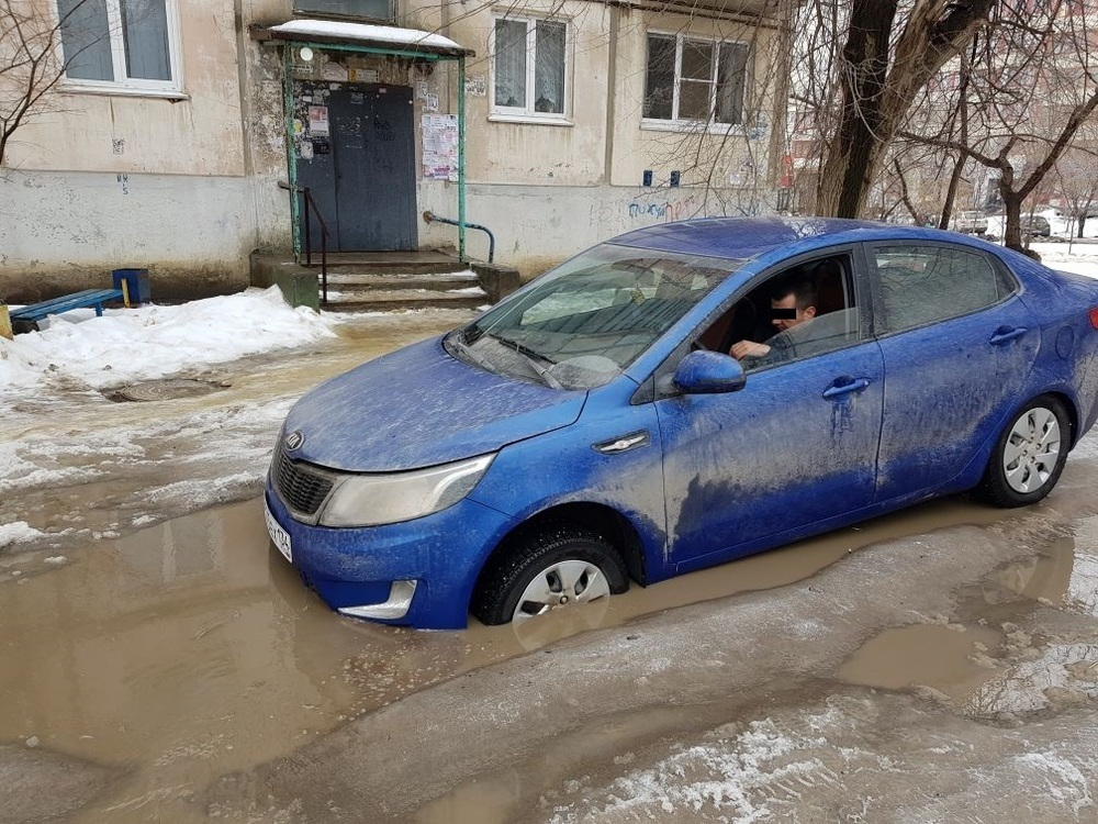 Во дворе жилого дома в Волгограде утонула машина Во дворе жилого дома в Волгограде утонула машина