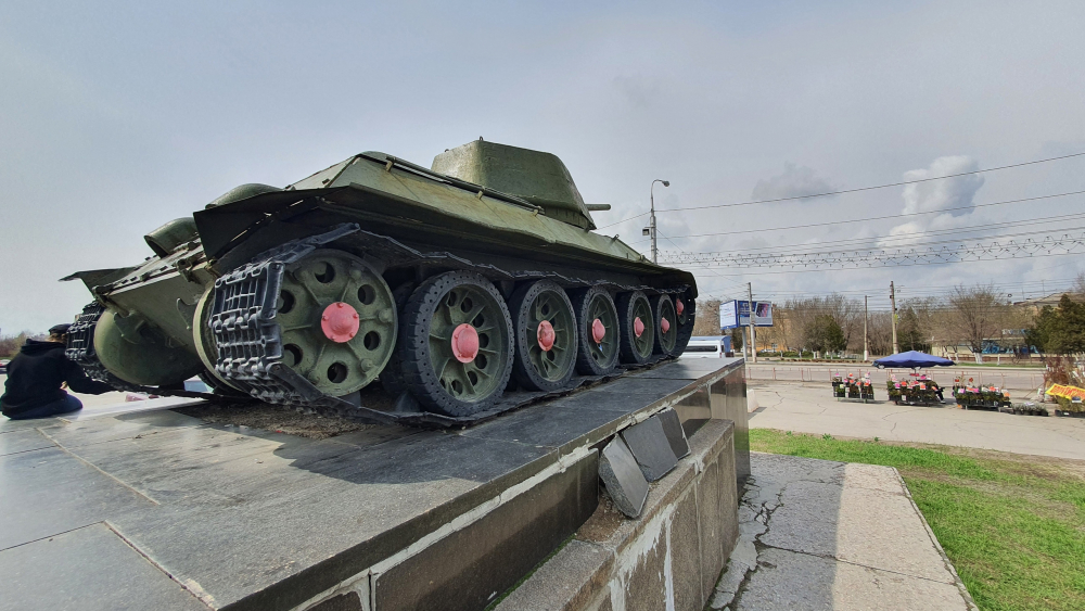 На нём писали «На Путина!»: в Волгограде разрушается памятник-танк Т-34 На нём писали «На Путина!»: в Волгограде разрушается памятник-танк Т-34
