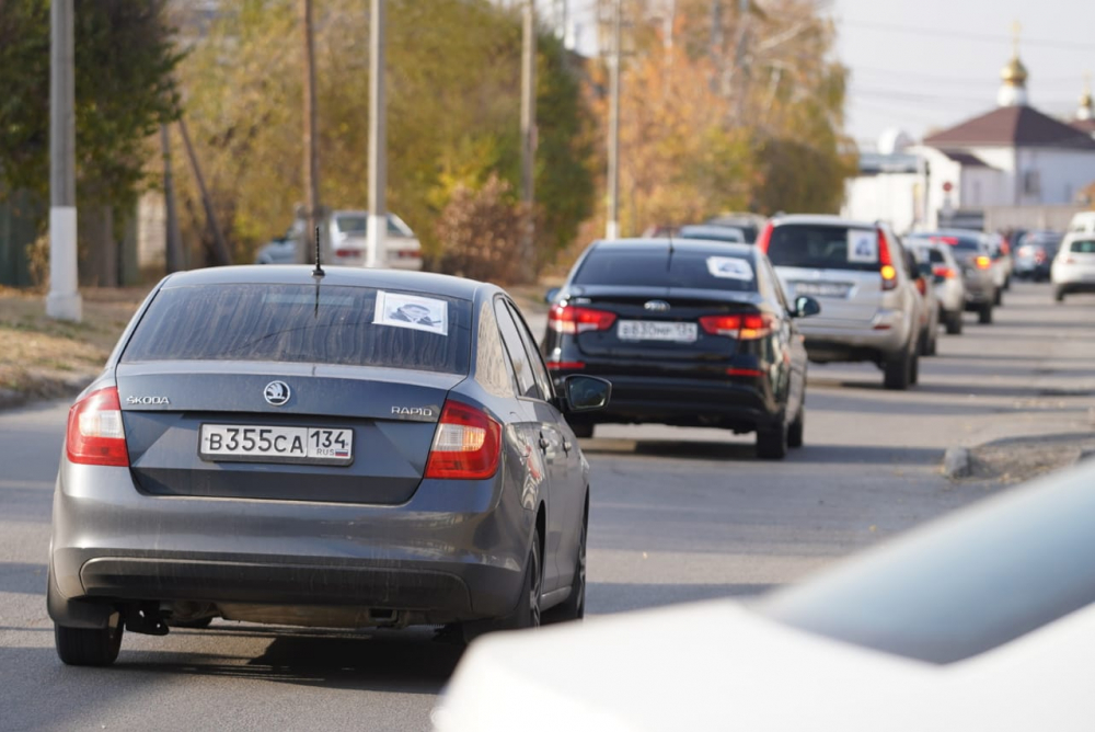 В Волгограде устроили автопробег в память убитого из-за конфликта в чате Романа Гребенюка В Волгограде устроили автопробег в память убитого из-за конфликта в чате Романа Гребенюка