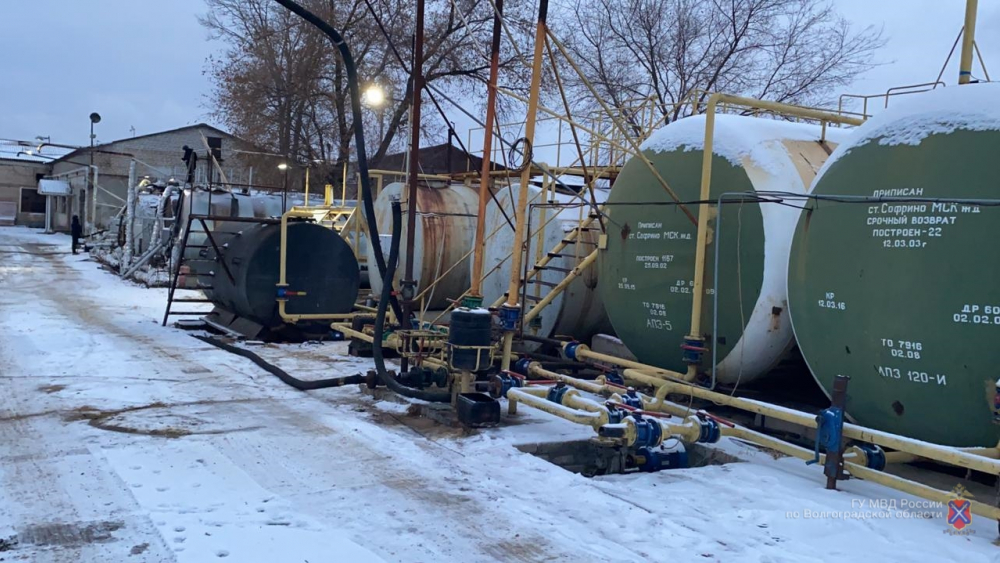 Обыск на подпольном нефтезаводе в Волгограде попал на видео Обыск на подпольном нефтезаводе в Волгограде попал на видео