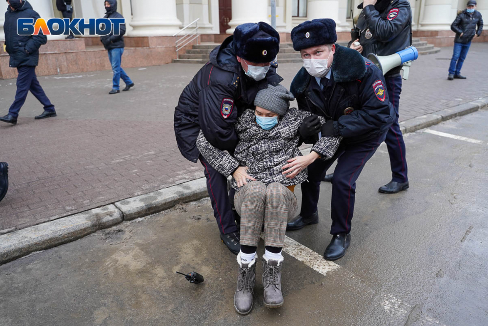 Заносили женщин в автозаки у крыльца обладминистрации: видео задержаний в Волгограде на акции Навального Заносили женщин в автозаки у крыльца обладминистрации: видео задержаний в Волгограде на акции Навального