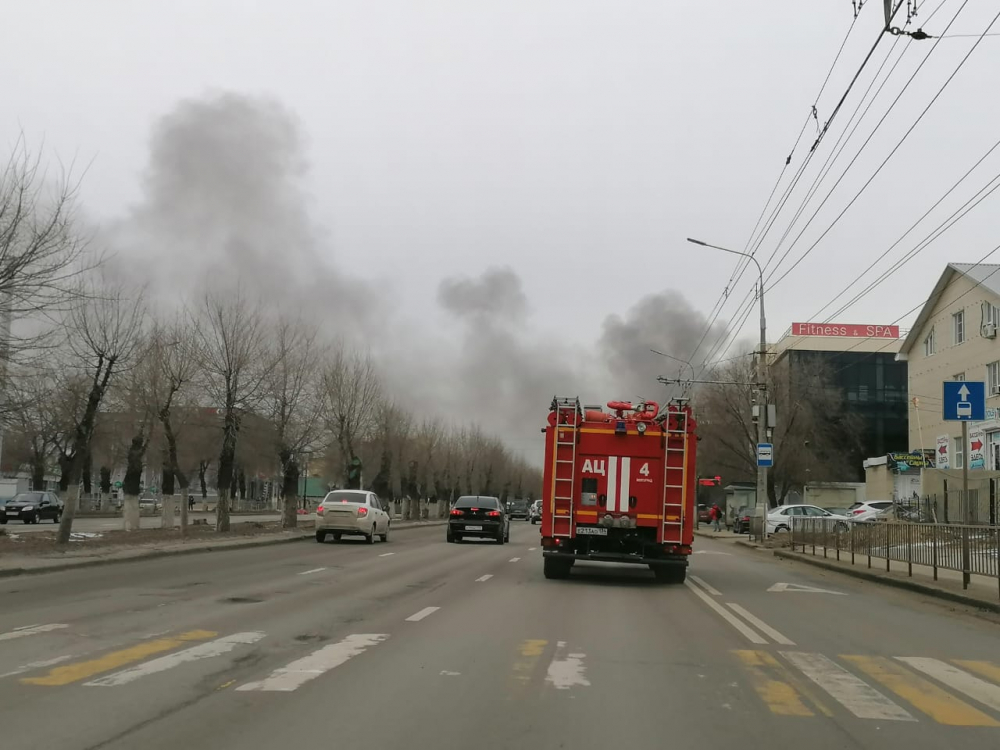 Горят торговые павильоны: подробности пожара на Качинском рынке в Волгограде Горят торговые павильоны: подробности пожара на Качинском рынке в Волгограде