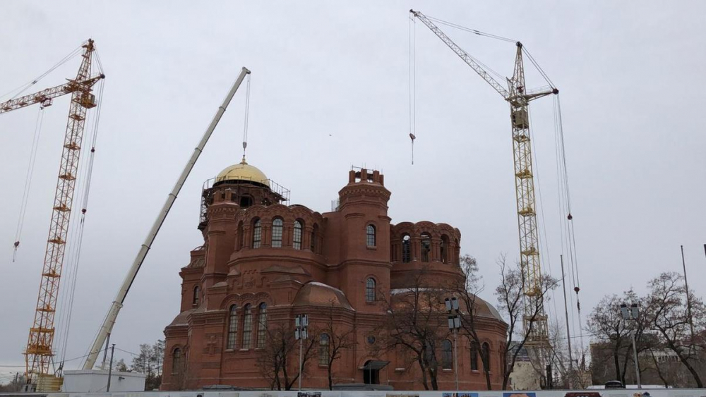 Золотым куполом засиял собор Александра Невского на площади Павших борцов Золотым куполом засиял собор Александра Невского на площади Павших борцов