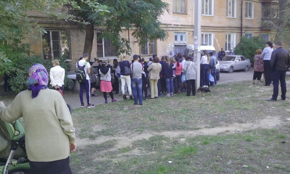 В Волгограде убийца на месте рассказал,как тащил тело девочки в мусорный бак В Волгограде убийца на месте рассказал,как тащил тело девочки в мусорный бак