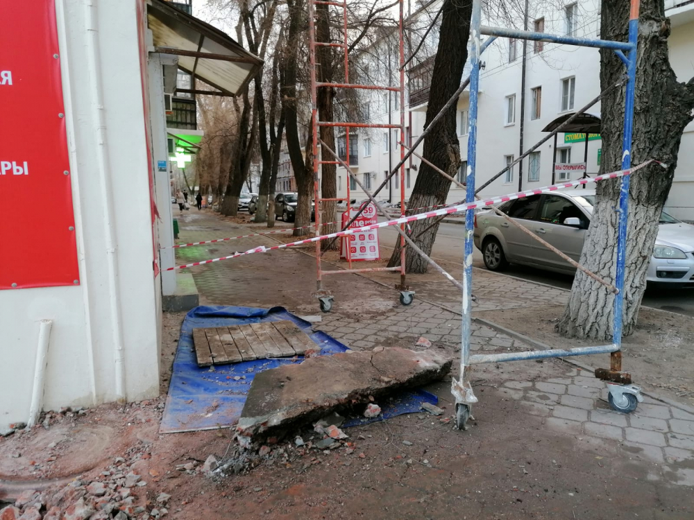 Подробности и фото с места ЧП, где во время капремонта балкон рухнул на мужчину в Волгограде Подробности и фото с места ЧП, где во время капремонта балкон рухнул на мужчину в Волгограде