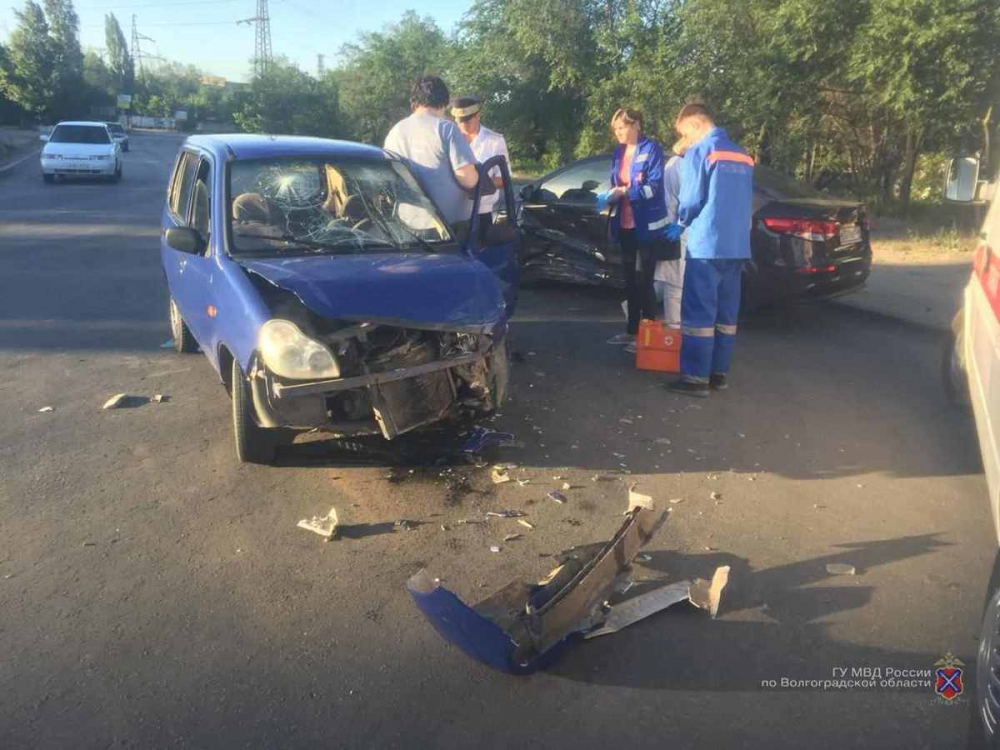 Водитель Kia Rio отправил в больницу трех волгоградцев на китайском BYD Водитель Kia Rio отправил в больницу трех волгоградцев на китайском BYD