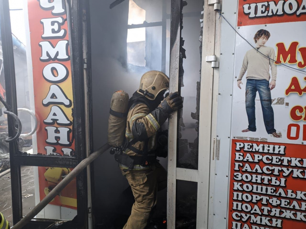С горящего Качинского рынка в Волгограде эвакуировили более 150 человек С горящего Качинского рынка в Волгограде эвакуировили более 150 человек