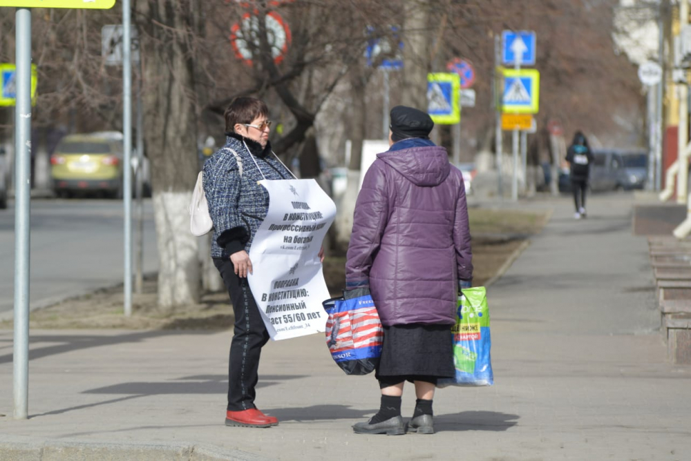 «Привязать доходы чиновников к прожиточному минимуму»: одиночный пикет у администрации Волгоградской области «Привязать доходы чиновников к прожиточному минимуму»: одиночный пикет у администрации Волгоградской области