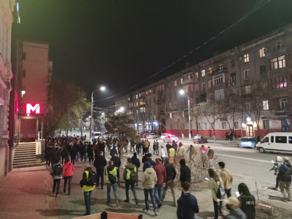 Колонна митингующих движется по улице Советской в Волгограде Колонна митингующих движется по улице Советской в Волгограде