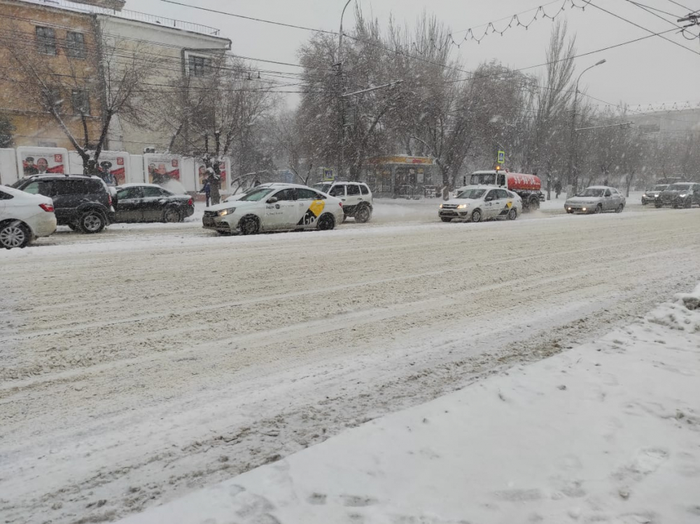 Приостанавливают движение: в Волгограде на выездах к федеральным трассам застревают фуры Приостанавливают движение: в Волгограде на выездах к федеральным трассам застревают фуры