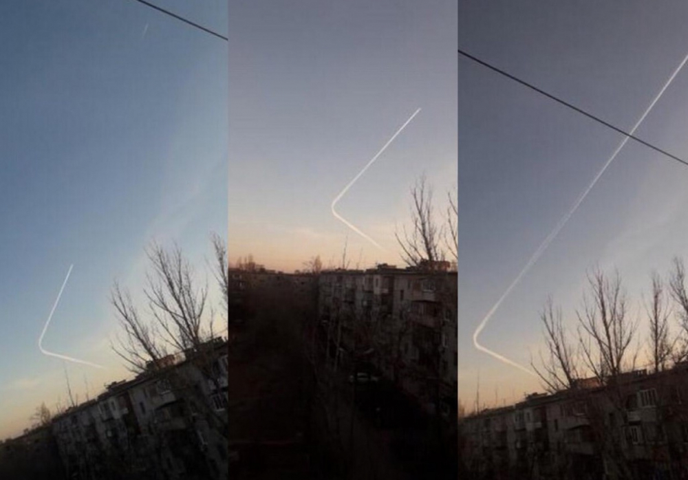 Неизвестный самолёт развернулся под прямым углом над Волгоградом Неизвестный самолёт развернулся под прямым углом над Волгоградом
