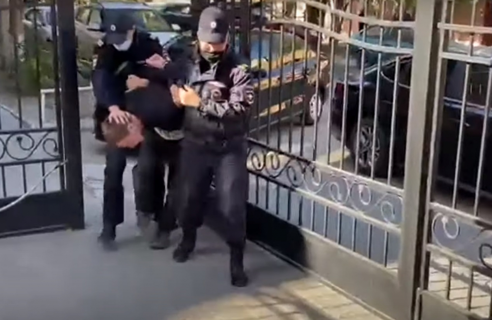 Насильника 15-летней волгоградки доставили на допрос в СК: видео Насильника 15-летней волгоградки доставили на допрос в СК: видео