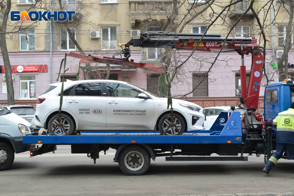 Эвакуаторы вовсю орудуют в центре Волгограда Эвакуаторы вовсю орудуют в центре Волгограда