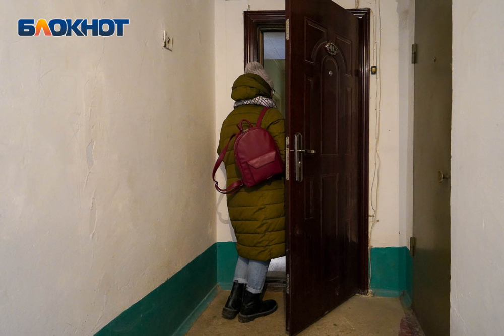 В Волгограде трое пенсионеров с вирусом оказались запертыми в квартире без медпомощи В Волгограде трое пенсионеров с вирусом оказались запертыми в квартире без медпомощи