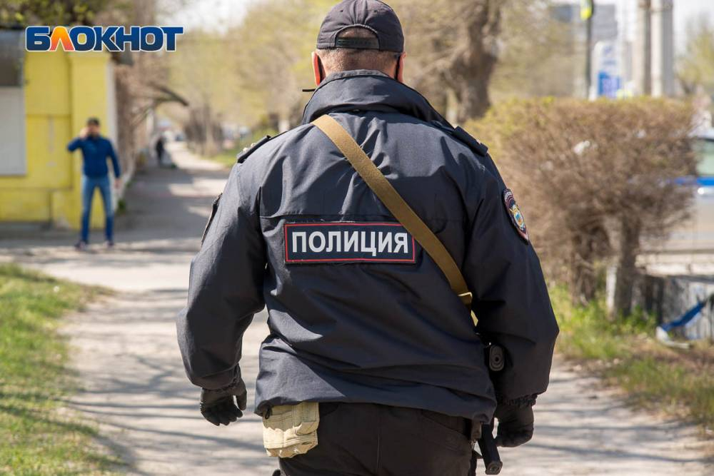 Компания молодых людей в Волгограде нападала на прохожих и заставляла переводить им деньги Компания молодых людей в Волгограде нападала на прохожих и заставляла переводить им деньги
