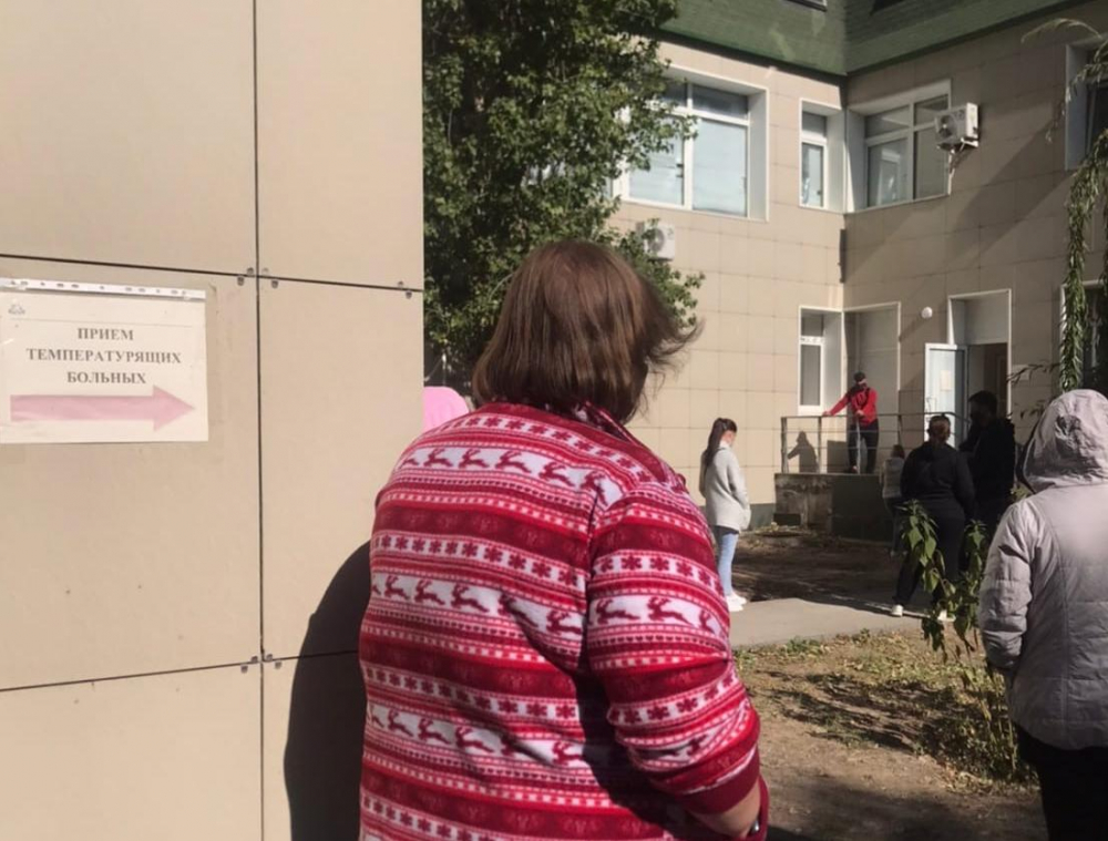 Очередь из температурящих больных организовали на улице возле поликлиники №9 в Волгограде Очередь из температурящих больных организовали на улице возле поликлиники №9 в Волгограде
