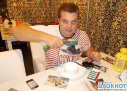 Депутат Сергей Попов ест борщи пластилиновыми ложками в кафе «Pakholkoff» в Волгограде Депутат Сергей Попов ест борщи пластилиновыми ложками в кафе «Pakholkoff» в Волгограде