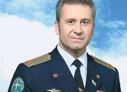 Руководитель волгоградского ДОСААФ сегодня каждого угостит кусочком торта Руководитель волгоградского ДОСААФ сегодня каждого угостит кусочком торта