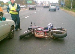 Автоледи сбила мотоциклиста Автоледи сбила мотоциклиста