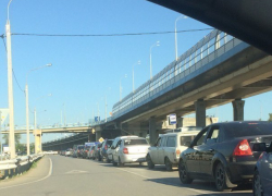 Волгоградцы встали в многокилометровую пробку на "Танцующем мосту" Волгоградцы встали в многокилометровую пробку на "Танцующем мосту"