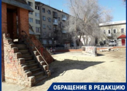 Волгоградцы жалуются на захламлённый детский замок возле гимназии №3 Волгоградцы жалуются на захламлённый детский замок возле гимназии №3