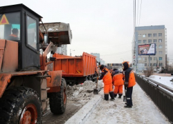 Перед Новым годом дорожники старательно вывозят снег с улиц Волгограда Перед Новым годом дорожники старательно вывозят снег с улиц Волгограда