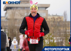 Брутальный зайка, мушкетер и Снегурочка вышли в Волгограде на рождественский забег Брутальный зайка, мушкетер и Снегурочка вышли в Волгограде на рождественский забег
