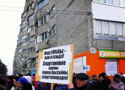В Волгограде прошел митинг против строительства KFC на Спартановке В Волгограде прошел митинг против строительства KFC на Спартановке