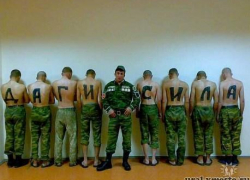 В Волгограде солдат, написавший на спинах дембелей «Чечня-95», получил 2,5 года В Волгограде солдат, написавший на спинах дембелей «Чечня-95», получил 2,5 года