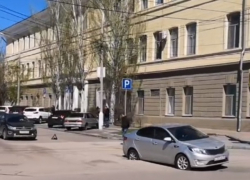 Провалившийся в дорожный люк автомобиль снял на видео волгоградский блогер Провалившийся в дорожный люк автомобиль снял на видео волгоградский блогер