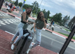 В Международном аэропорту Волгограда из чемоданов туристов грузчики украли более 100 тысяч рублей и золото В Международном аэропорту Волгограда из чемоданов туристов грузчики украли более 100 тысяч рублей и золото