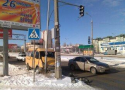 В Волгограде маршрутка № 56 протаранила столб: две пассажирки пострадали В Волгограде маршрутка № 56 протаранила столб: две пассажирки пострадали