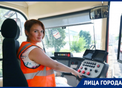 «Многие хотят посидеть на месте водителя», - вошедшая в топ-10 лучших водителей трамваев Наталья Влазнева «Многие хотят посидеть на месте водителя», - вошедшая в топ-10 лучших водителей трамваев Наталья Влазнева