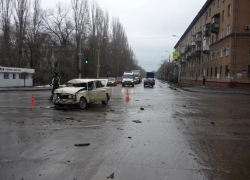 В Волгограде водитель уснул за рулем и врезался в столб В Волгограде водитель уснул за рулем и врезался в столб