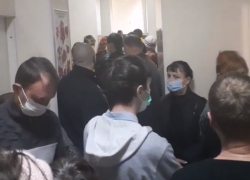 «Как селедки, и с ковидом»: переполненный коридор в поликлинике в Волгограде сняли на видео «Как селедки, и с ковидом»: переполненный коридор в поликлинике в Волгограде сняли на видео
