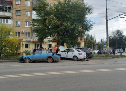У «Жигули» оторвался багажник: фото с массового ДТП с пострадавшими в Волгограде У «Жигули» оторвался багажник: фото с массового ДТП с пострадавшими в Волгограде