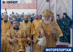 Випы – в храме, волгоградцы – за оградой: как прошло освящение собора Александра Невского Випы – в храме, волгоградцы – за оградой: как прошло освящение собора Александра Невского