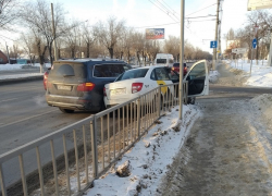 Mercedes притер таксиста и его пассажира к забору на западе Волгограда Mercedes притер таксиста и его пассажира к забору на западе Волгограда