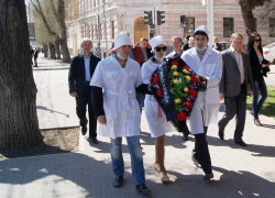 В Волгограде активисты «похоронили» здравоохранение В Волгограде активисты «похоронили» здравоохранение