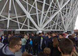 С давки и неработающих терминалов начался тестовый матч на стадионе "Волгоград Арена" С давки и неработающих терминалов начался тестовый матч на стадионе "Волгоград Арена"