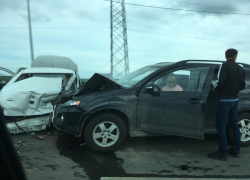 Жуткое ДТП между Lada и Mitsubishi произошло на заезде на мост в Волжском Жуткое ДТП между Lada и Mitsubishi произошло на заезде на мост в Волжском