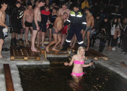 Фоторепортаж: как волгоградцы на Крещение грехи с себя смывали Фоторепортаж: как волгоградцы на Крещение грехи с себя смывали